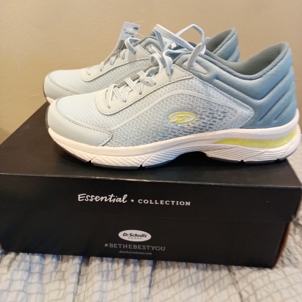 1124-51) Dr. Scholl's Turn around women's shoes. NIB